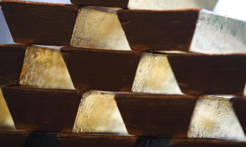 Cena zlata kvôli geopolitickému napätiu a slabému doláru prekonala 4900 dolárov