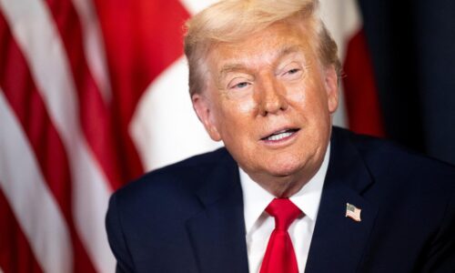 Trump nevylučuje vojenský zásah voči Iránu. Do regiónu už mieri obrovská americká flotila