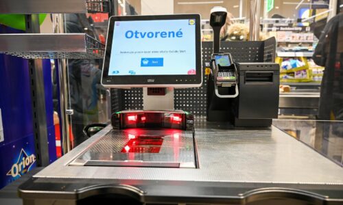Na internete sa šíri bojkot samoobslužných pokladní. Tie však z potravín smerujú aj do ďalších obchodov