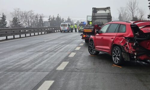 Hromadná srážka na D1: Na 300 metrech havarovaly desítky vozů. Mezi nimi i autobus a kamion Hromadná srážka na D1: Na 300 metrech havarovaly desítky vozů. Mezi nimi i autobus a kamion