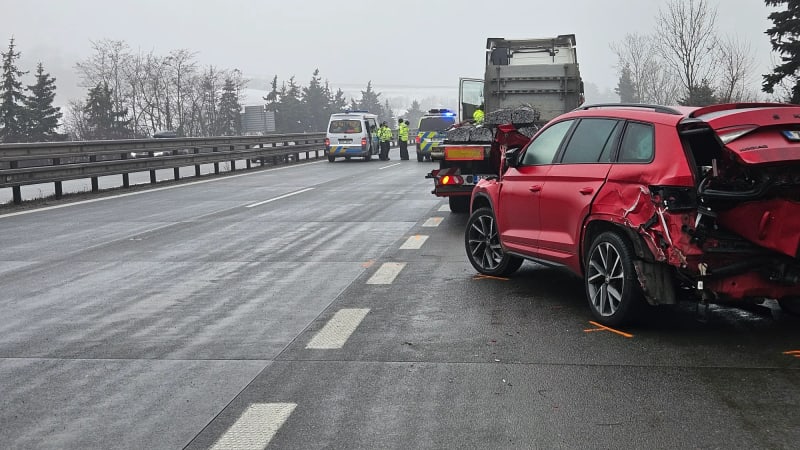 Hromadná srážka na D1: Na 300 metrech havarovaly desítky vozů. Mezi nimi i autobus a kamion Hromadná srážka na D1: Na 300 metrech havarovaly desítky vozů. Mezi nimi i autobus a kamion