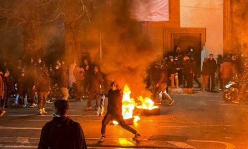 Brutalita a krev v ulicích Íránu: Vojáci střílí lidi do genitálií. Umírají i děti, líčí svědci Brutalita a krev v ulicích Íránu: Vojáci střílí lidi do genitálií. Umírají i děti, líčí svědci