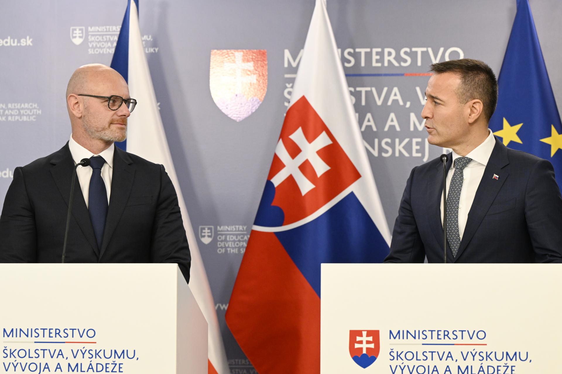 Česko ťaží z prílevu slovenských študentov. Nie som z toho nadšený, povedal český minister Druckerovi Česko ťaží z prílevu slovenských študentov. Nie som z toho nadšený, povedal český minister Druckerovi