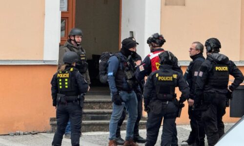Nahlášená střelba na pražské škole: Na místě zasahovali policisté se samopaly