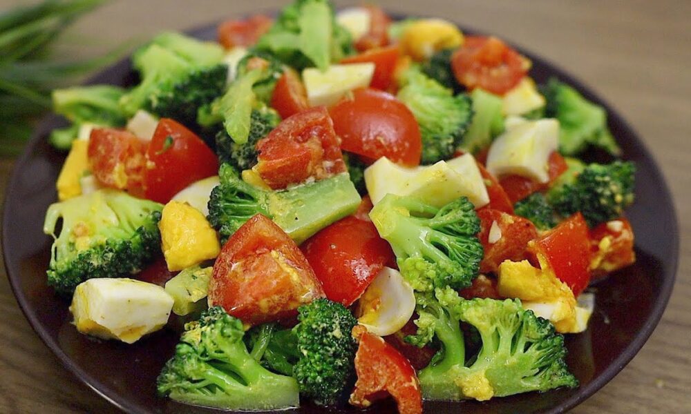 1769191203_maxresdefault.jpg Einfach, lecker und gesund! Salat mit Brokkoli, Eiern und Tomaten.