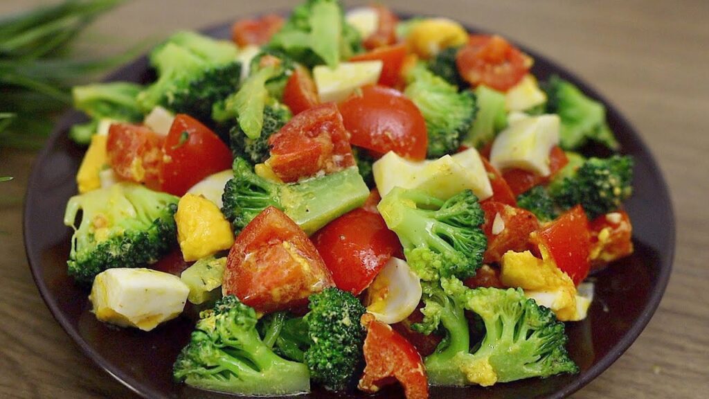 Einfach, lecker und gesund! salat mit brokkoli, eiern und tomaten.