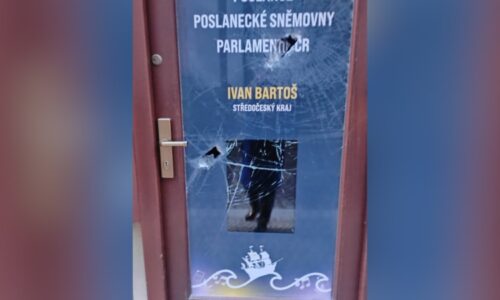 Dveře Bartošovy kanceláře někdo rozbil sekyrou. Na místě zůstal i vzkaz, uvedl poslanec