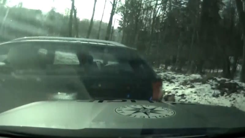 Záběry zběsilé policejní honičky: Ujíždějícího řidiče zastavil až pit manévr a hrozba zbraní Záběry zběsilé policejní honičky: Ujíždějícího řidiče zastavil až pit manévr a hrozba zbraní