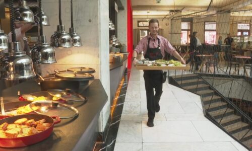 Plno jen o víkendu. České restaurace bojují s poklesem tržeb, co za tím stojí?