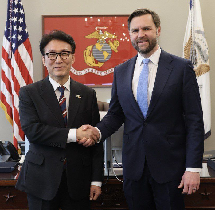 Juhokórejský premiér rokoval s Vanceom. V Bielom dome navrhol vyslať do KĽDR osobitného vyslanca USA Juhokórejský premiér rokoval s Vanceom. V Bielom dome navrhol vyslať do KĽDR osobitného vyslanca USA