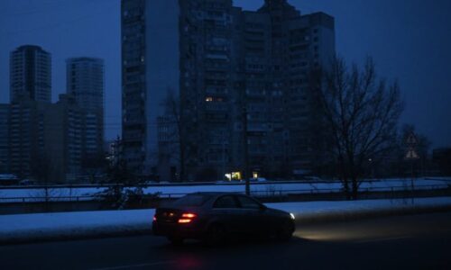 Přes milion Ukrajinců je po nočních útocích Rusů bez proudu. Tisíce budov v Kyjevě netopí