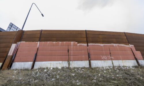 Na D4 a R7 menia hrdzavé panely protihlukovej steny, koncesionár to robí na vlastné náklady