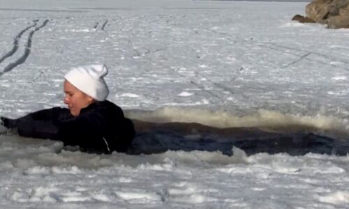 Zrádné zmrzlé vodní plochy: Reportérka CNN Prima NEWS si vyzkoušela záchranu z ledové vody Zrádné zmrzlé vodní plochy: Reportérka CNN Prima NEWS si vyzkoušela záchranu z ledové vody