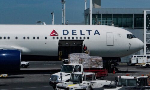 Do letiskového terminálu v Detroite narazilo auto. Vodič pri zadržaní kričal, že "niečo je dole" Do letiskového terminálu v Detroite narazilo auto. Vodič pri zadržaní kričal, že „niečo je dole“