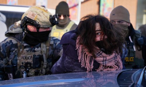 V Minneapolise demonštrovali tisíce ľudí proti agentom ICE. Polícia zadržala aj desiatky duchovných