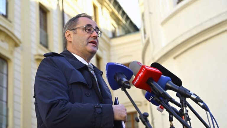 Hradu neustoupíme a babišova kauza je brutálně zpolitizovaná, říká v rozhovoru šťastný