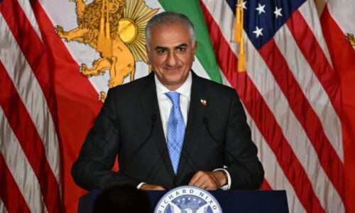 Vrátí se Írán k monarchii? Syn posledního šáha se hlásí o slovo, Trump mu však nevěří