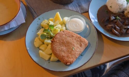 Obědy do stovky v Ostravě: Kam na levný smažák a neomezené množství polévky?