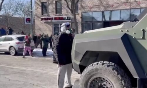 Video: Trumpovi agenti v Minneapolise zastrelili neozbrojeného muža, ktorý pomáhal žene