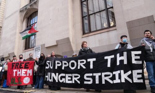 V Británii zadržali demonštrantov podporujúcich aktivistu z Palestine Action, prenikli do areálu väznice