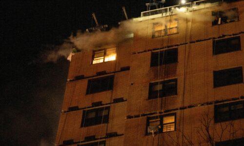 Výbuch plynu a požiar vo výškovom domu v New Yorku si vyžiadal jednu obeť a 14 zranených