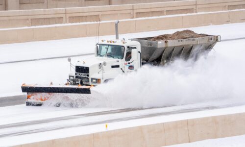 Sneh a ľad komplikujú dopravu v USA, viaceré štáty vyhlásili stav núdze