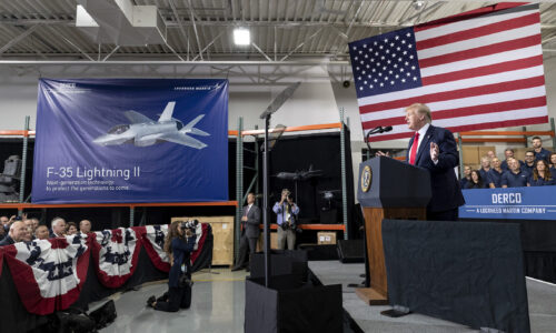 Lobisti zbrojárskeho priemyslu sabotujú pokusy Bieleho domu o zvýšenie produkcie zbraní