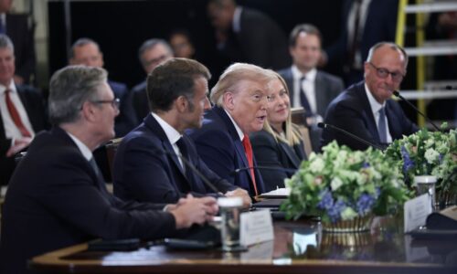 Bloomberg: Európa zúri pod tlakom USA a Číny