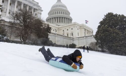 OBRAZEM: Sníh zavalil ikonická místa USA. Hoďte po mně kouli, vyzývá děti starosta New Yorku