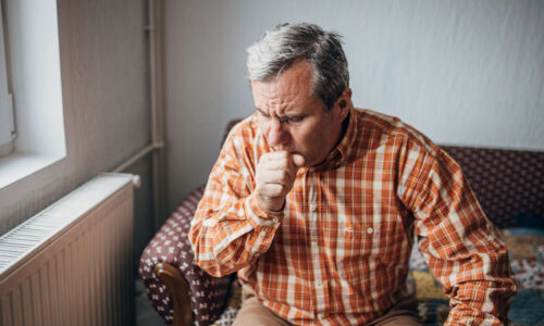 Když kašel nechce odeznít: Příčinou může být alergie i psychika. Kdy je třeba zpozornět?
