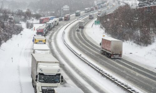 Varování před ledovkou v jižních Čechách: Hromadná nehoda uzavřela dálnici u Tábora