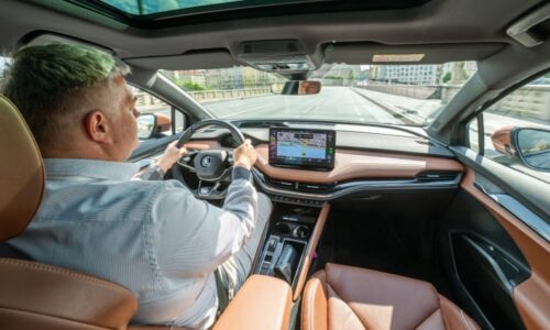 Další bič na nepozorné řidiče. Již brzy se v nových autech objeví kamery sledující rozptýlení