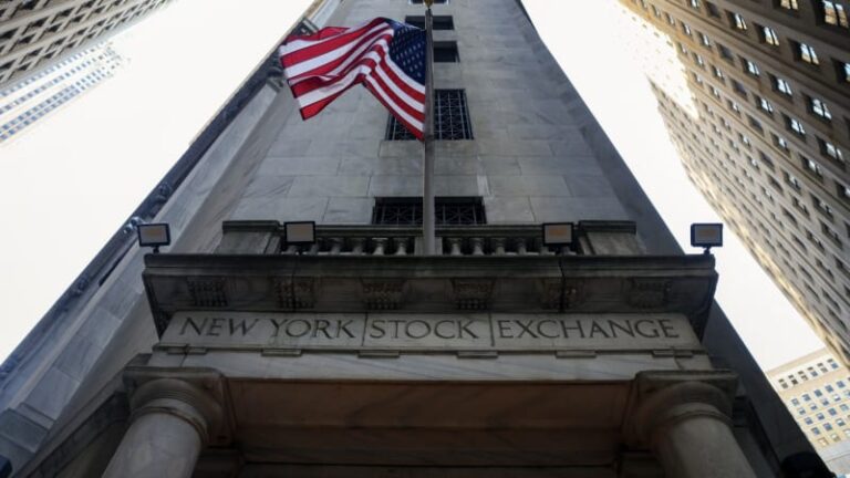 Dvě rozbušky, které děsí akciové trhy. hrozí ztráty i investorům z česka?