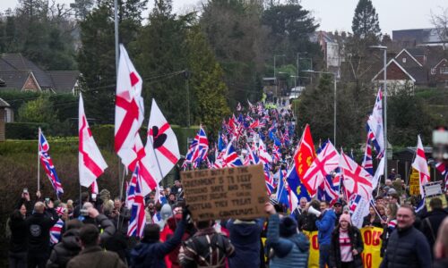 "stačilo. crowborough hovorí nie." stovky ľudí protestovali proti ubytovaniu migrantov v kasárňach v británii