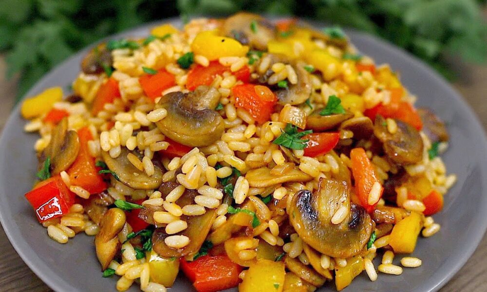 Eine schnelle und leckere Beilage! Reis mit Pilzen und Gemüse in einer Pfanne!