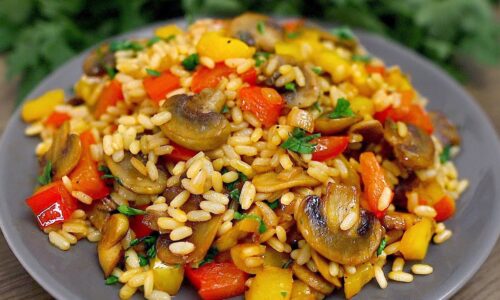 Eine schnelle und leckere Beilage! Reis mit Pilzen und Gemüse in einer Pfanne!