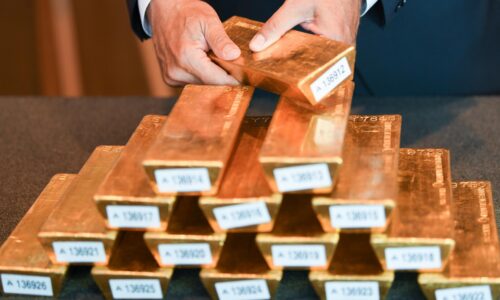 Zlato prepisuje rekordy, pokorilo hranicu 5 100 dolárov. Akcie ťažobných gigantov po celom svete rastú