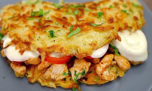 Ein köstliches Gericht aus Kartoffeln und Hähnchenbrust mit Gemüse.