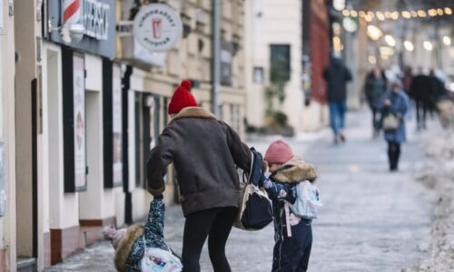 Žene se sníh, platí výstraha. MAPA ukazuje, kde bude nejvíc mrznout
