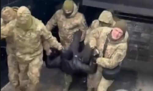 V Charkove otec nezvestného mobilizovaného zabil odvodového pracovníka , ktorý mu uniesol chorého syna