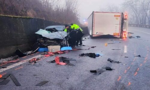 Kamión sa po šmyku zrazil s autom a tlačil ho pred sebou desiatky metrov, následne sa prevrátil na bok