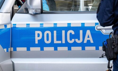 Elitní policista zabil čtyřletou dívku. Při útoku pobodal v Polsku několik členů vlastní rodiny