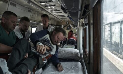 Rusové zaútočili na vlak plný lidí: Vagon pohltily plameny. Uvnitř bylo 291 cestujících