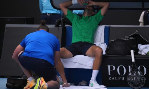 Australian open: djokoviča už mal na lopate. srba zachránilo súperovo zranenie
