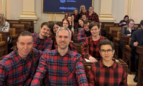 Piráti ve Sněmovně nasadili Pavlův kostým. Pubertální fracek si dupe nožičkou, kritizoval Hřib