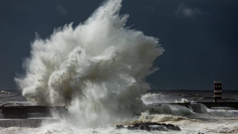 Bouře kristin má v portugalsku první oběť. pobřeží bičují až 14metrové vlny