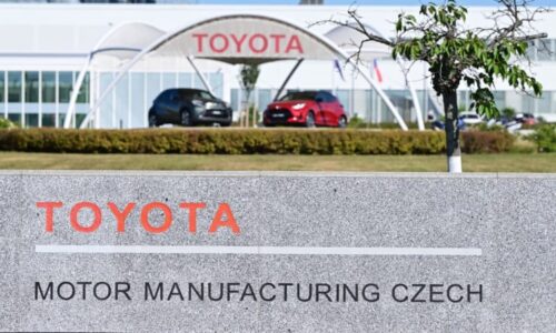 Neštěstí v kolínské automobilce: Pracovník nečekaně zkolaboval, v akci byl i vrtulník