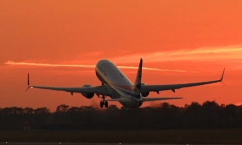 Let do Prahy skončil tragicky: Přistání nepřežila mladá žena, zemřela přímo na palubě