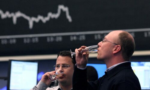 Americký akciový index S&P 500 prvýkrát prekročil hranicu 7000 bodov, investori čakajú na rozhodnutie Fedu