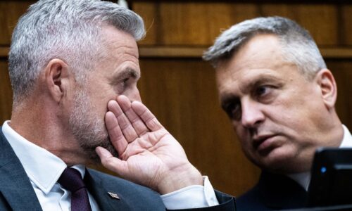 Poslanci chcú v parlamente viac súkromia. v hre sú diskrétne zóny mimo dosahu mikrofónov